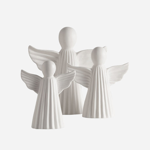 Les 3 anges décoratifs des 3 tailles différentes sur fond gris clair.