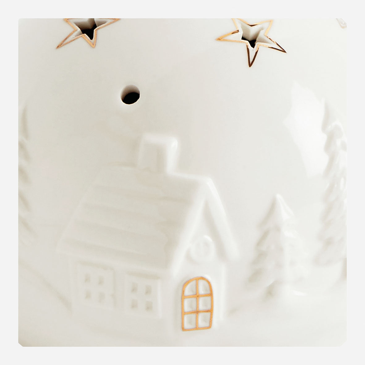 BOULE DÉCORATIVE VILLAGE DE NOËL GROS PLAN - MM : 13,3 x 10,8 x 13,1 cm