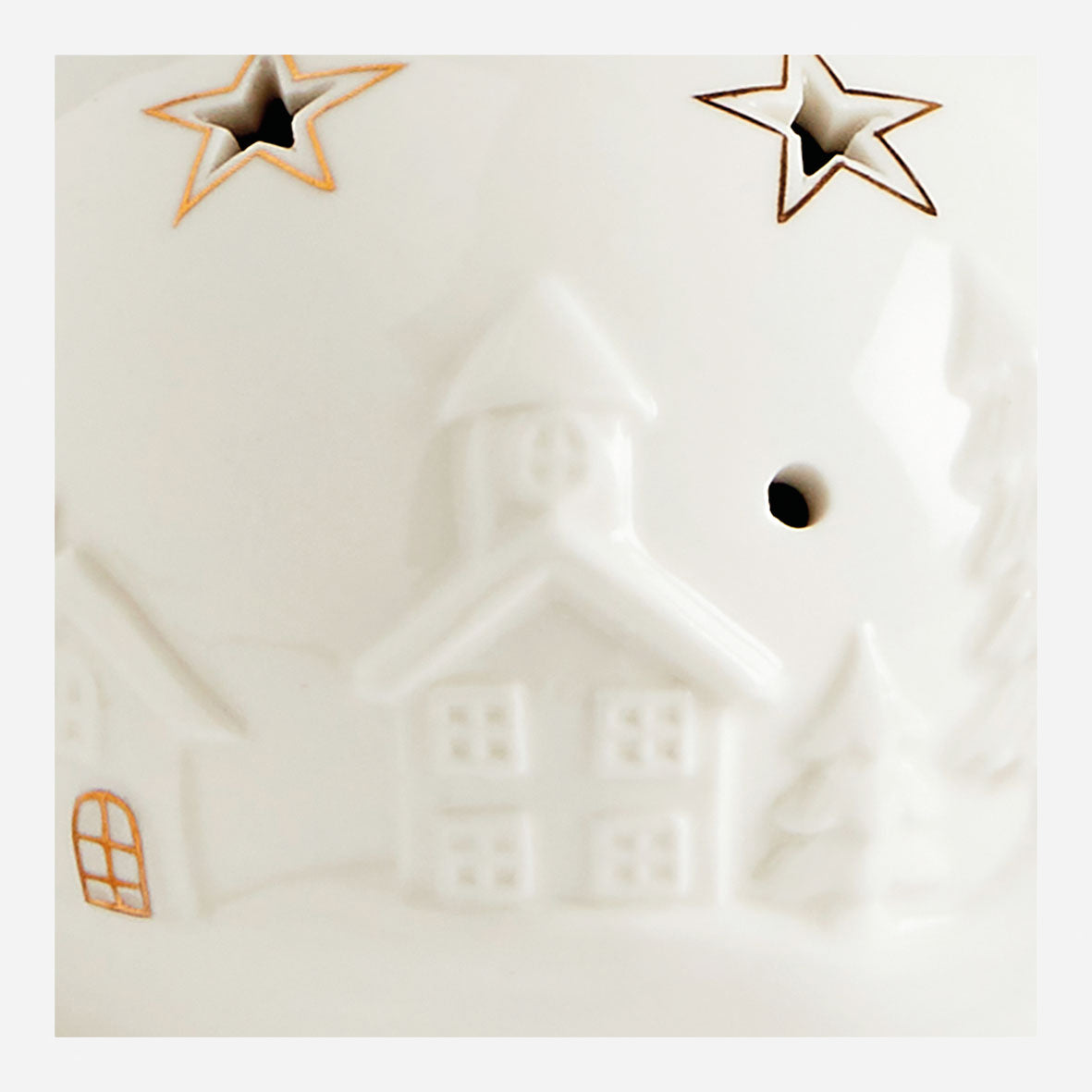 BOULE DÉCORATIVE VILLAGE DE NOËL GROS PLAN - PM : 10,1 x 9,3 cm