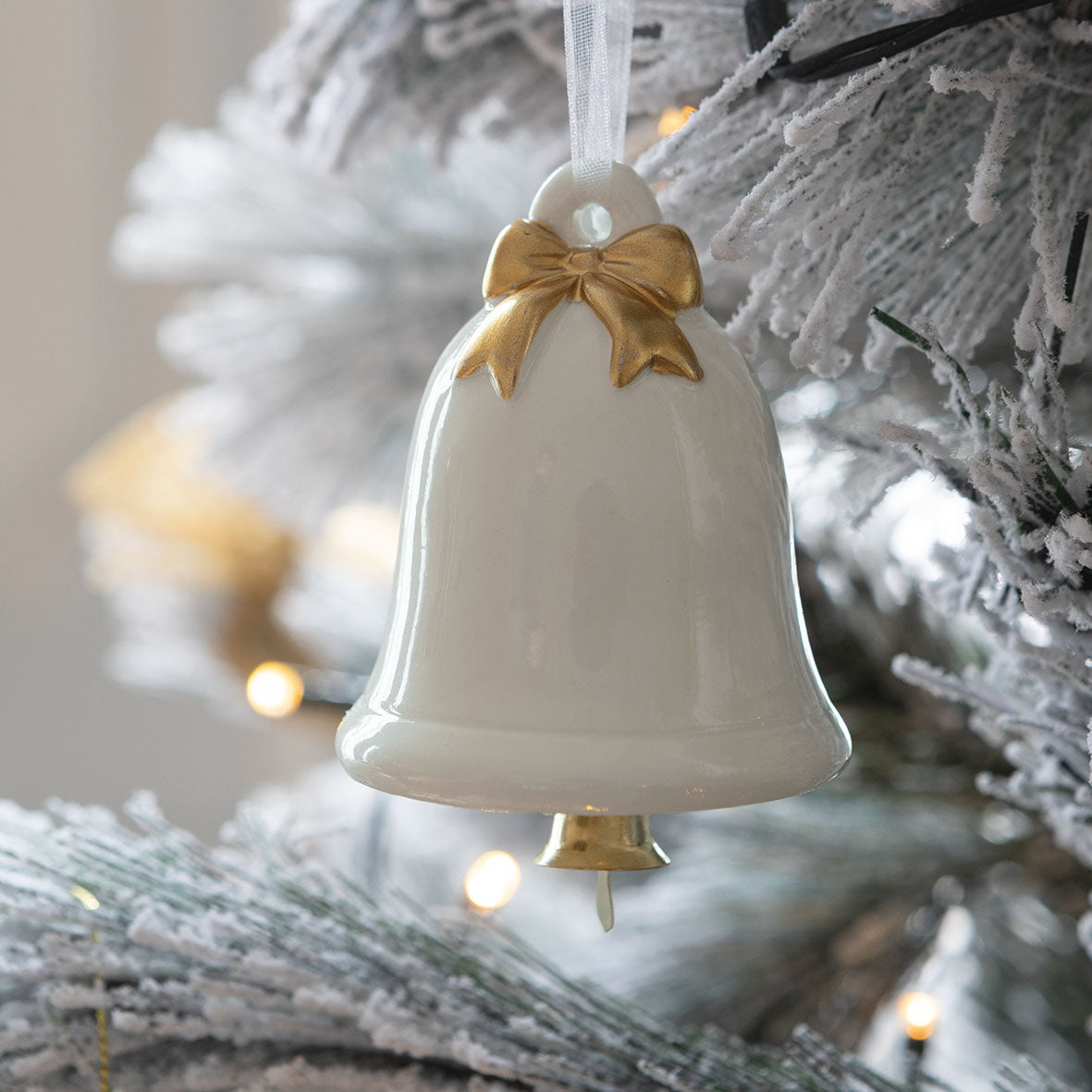 Photo mise en scène d'une décoration de Noël loche suspendu à une branche du sapin de Noël.