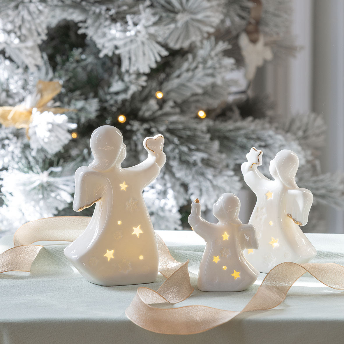 Photo mise en scène des 3 anges décoratifs de 3 tailles différentes.
