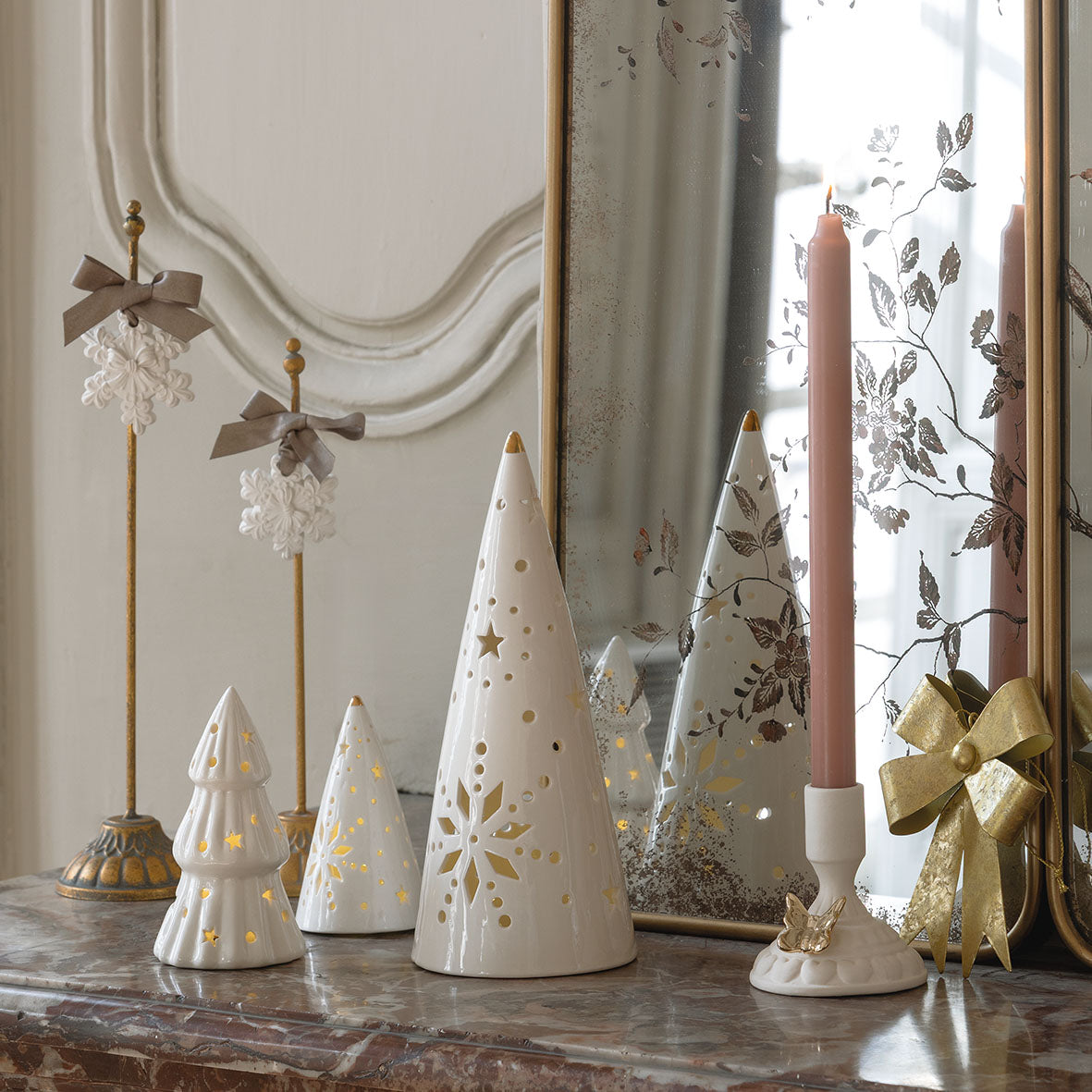 Photo d'une mise en scène de 2 sapins cône décoratif de 2 tailles différentes, et 1 sapin décoratif