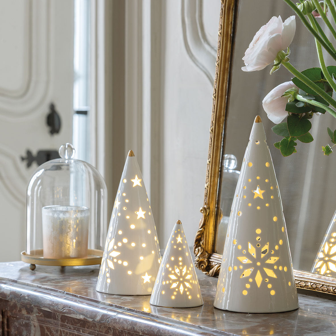 Photo d'une mise en scène des 3 sapins cône décoratif des 3 tailles différentes