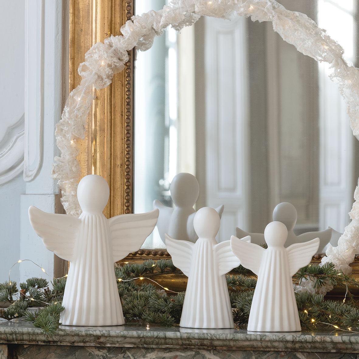 Photo mise en scène des  3 anges décoratifs des 3 tailles différentes.